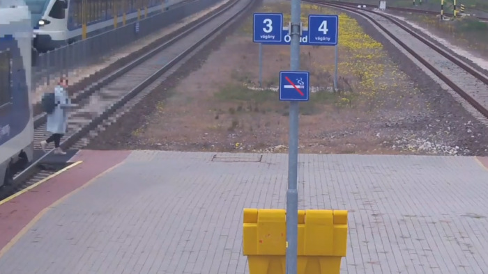 Rémisztő MÁV-képsorok arról, ahogy vonat elé lép egy nő - videó