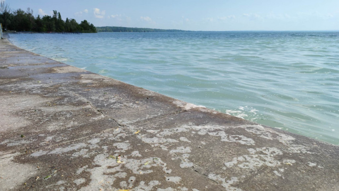 Csoda a Balatonnál, a hőség ellenére tartja magát a tó