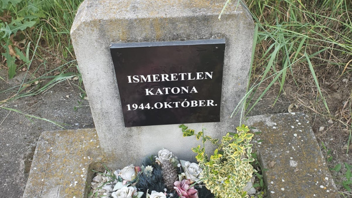 Magyar feliratú matricával ragasztották le az ismeretlen katona síremlékét Szatmárnémetiben