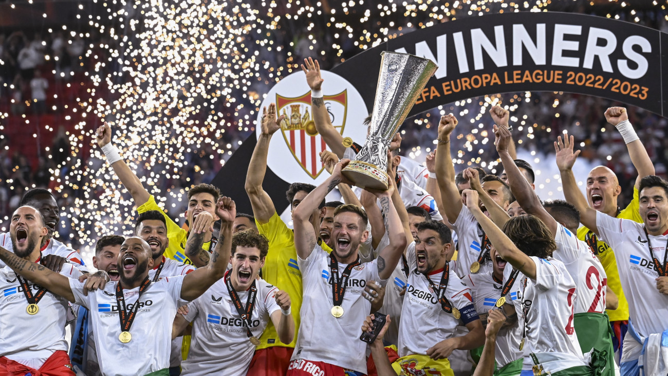 A spanyol csapat ünnepli győzelmét a trófeával a labdarúgó Európa-liga döntőjében játszott Sevilla - AS Roma mérkőzés végén a budapesti Puskás Arénában 2023. június 1-jére virradóan. A döntőt a Sevilla nyerte 1-1-es rendes játékidő és hosszabbítás után tizenegyesekkel 4-1-re.