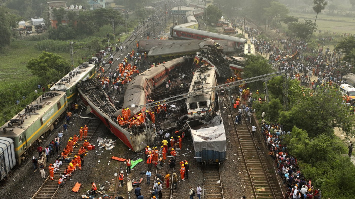 Megrázó képek és videó a borzalmas indiai vonatszerencsétlenségről