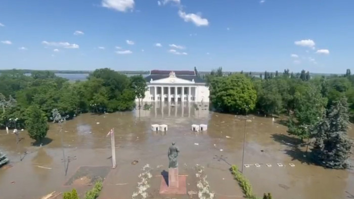 Gátrobbantás: Nova Kahovkát elérte az áradás - videók