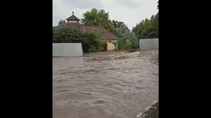 Két halálos áldozata is lett az esőzés utáni villámárvíznek - videó