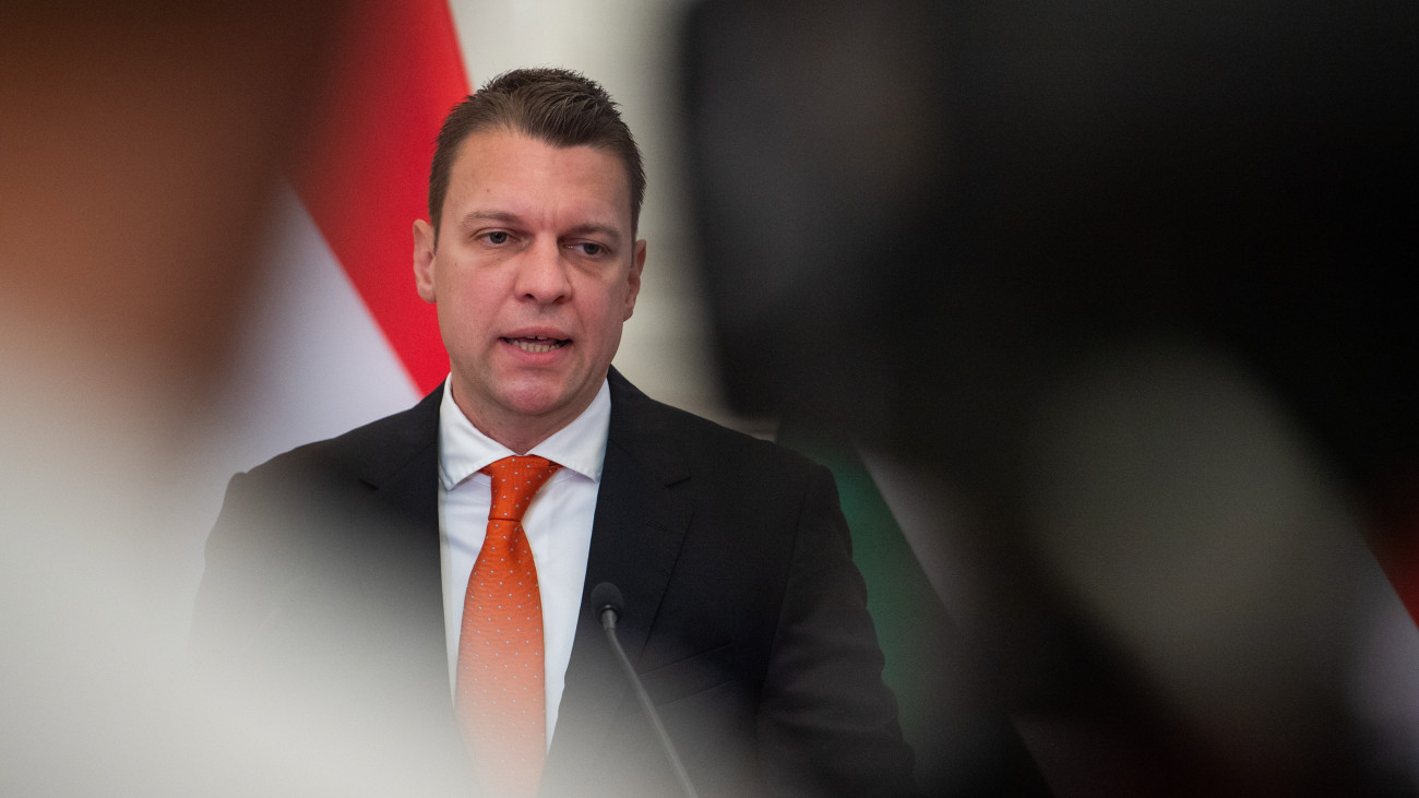 Menczer Tamás kétoldalú kapcsolatokért felelős államtitkár sajtótájékoztatót tart a Külgazdasági és Külügyminisztériumban 2023. június 22-én. Az államtitkár kijelentette: a magyar kormány felszólítja az ukrán parlamentet, kormányt és Ukrajna elnökét, hogy fejezzék be a magyar kisebbség jogfosztását és a Velencei Bizottság ajánlásának megfelelően adják vissza azokat a jogokat, amelyekkel a magyar közösség korábban rendelkezett.