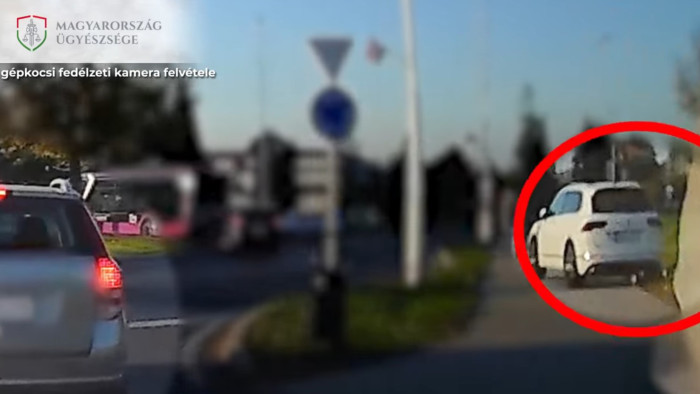 Videó - szándékosan a járdára hajtott a magyar sofőr, rémülten ugrottak a gyalogosok