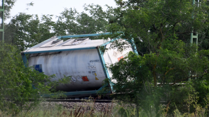 Több vasúti teherkocsi is kisiklott Kétpónál
