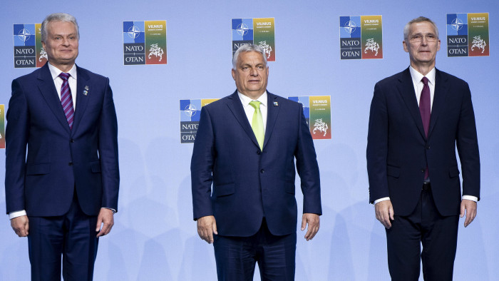 Orbán Viktor a NATO-csúcs helyszínén: békét vigyünk, ne fegyvereket! - videó