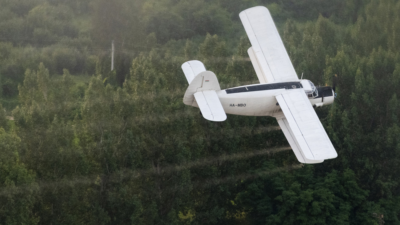 A Tréner Kft. repülőgépe szúnyogirtó szert juttat a levegőbe Nyíregyháza felett 2020. július 22-én.MTI/Balázs Attila