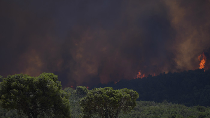 Athénnél keményen küzdenek a lángokkal – drámai fotók érkeztek