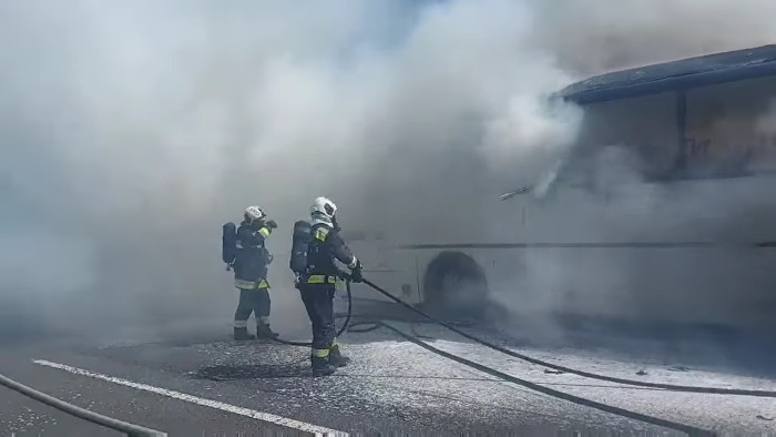 Itt a videó az M7-esen kiégett autóbuszról