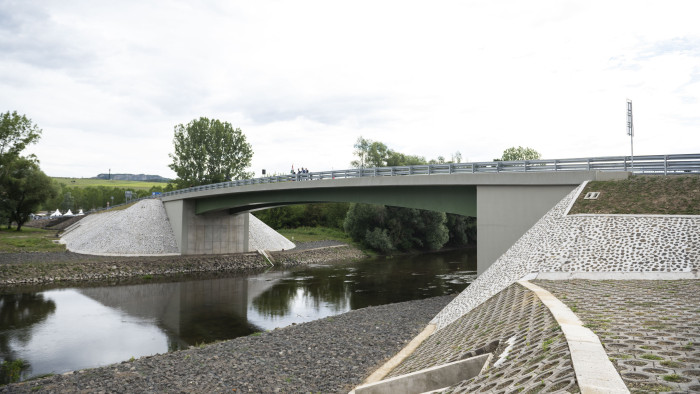 2000-ben lerombolt hidat építettek újjá Szlovákia és Magyarország között