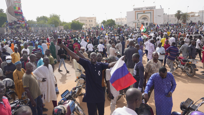Nigerben Putyin-jelszavakat skandáltak, lángolt a francia nagykövetség