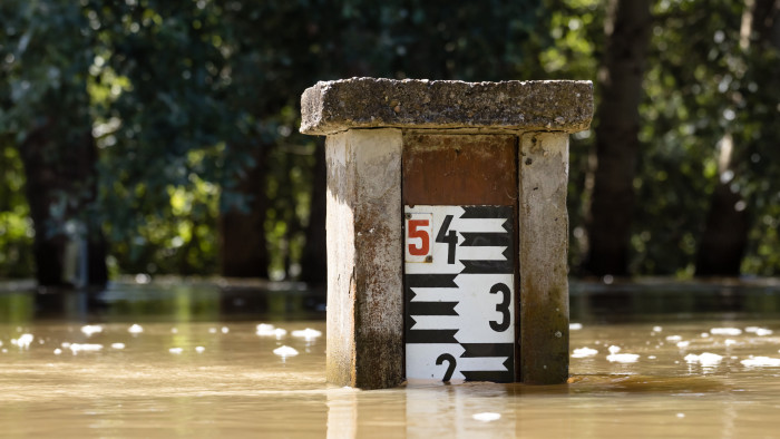 Több mint 160 kilométeren van árvízvédelmi készültség az országban - a nap hírei