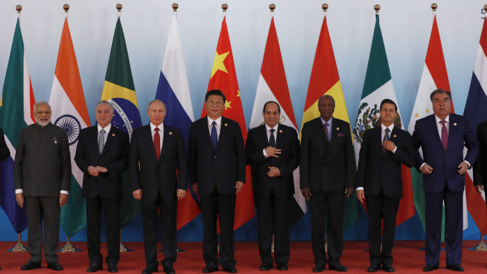 Szakértő: a BRICS-valuta végképp kétpólusúvá teheti a világgazdaságot
