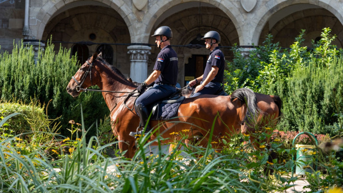 Szerb rendőrlovasok tűntek fel a Városligetben