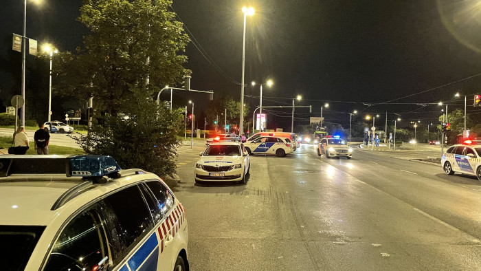 Szirénázva vágtattak a rendőrök Budapesten egy menekülő autós után