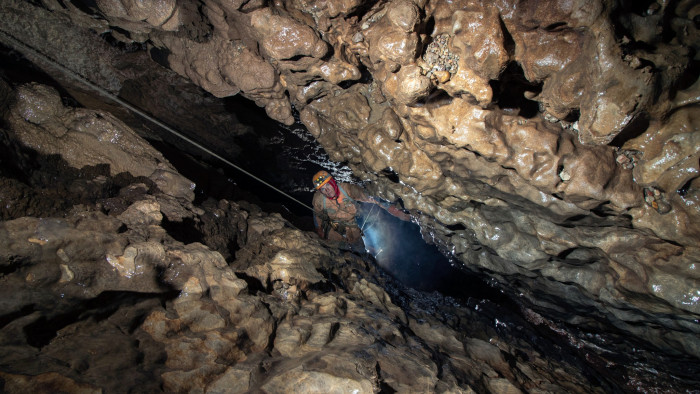 Elkezdték felhozni a mélyből az amerikai barlangkutatót