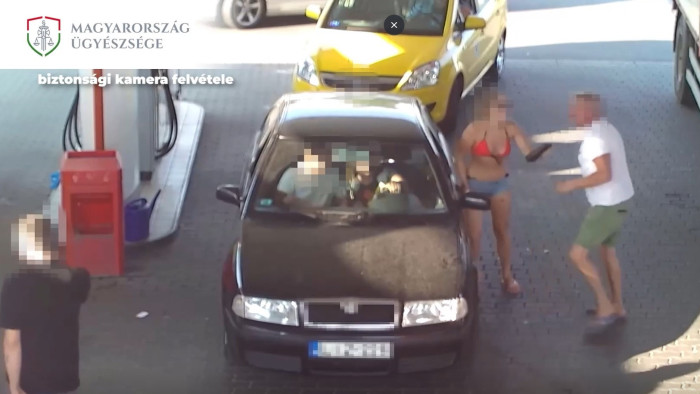 Botrány a benzinkúton, végül nekiment a férfinak a kocsival - videó