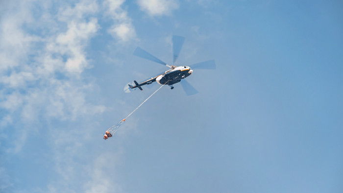 Oltás közben lezuhant egy tűzoltóhelikopter Törökországban