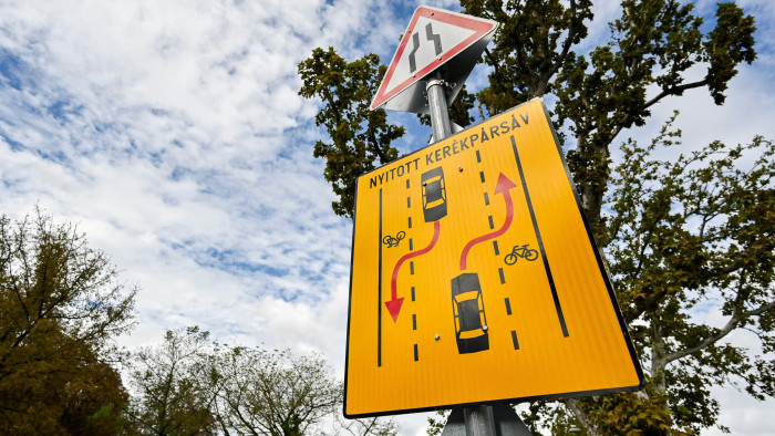 Új közlekedési tábla bukkant fel Budapesten, érdemes figyelni