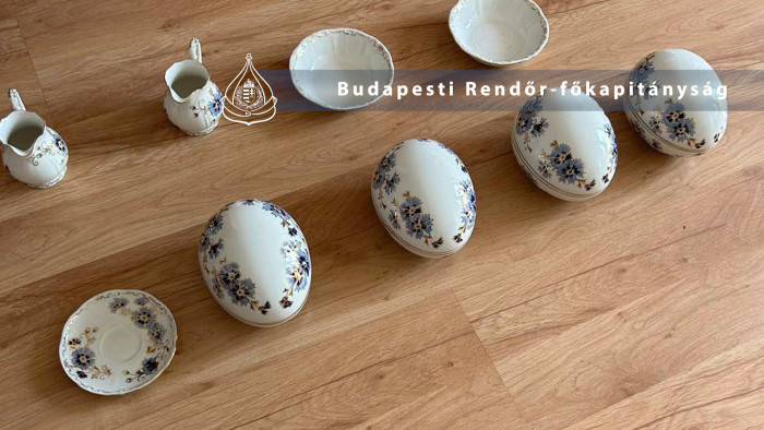 Budapesti elit kávéházból, egy sztárséftől gyűjtögették” a nagy értékű porcelánt – videó