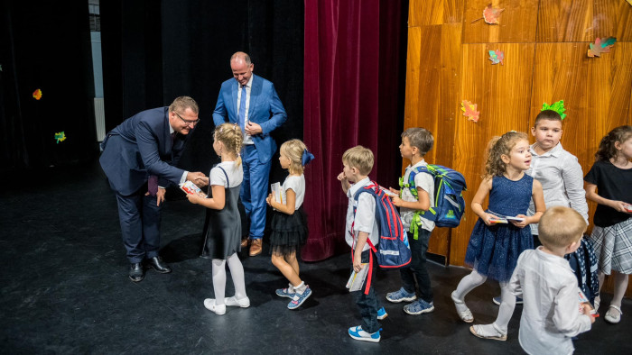 Kilencezer kézfogás a magyar iskolaválasztásért – ünnepi iskolakezdés a Felvidéken