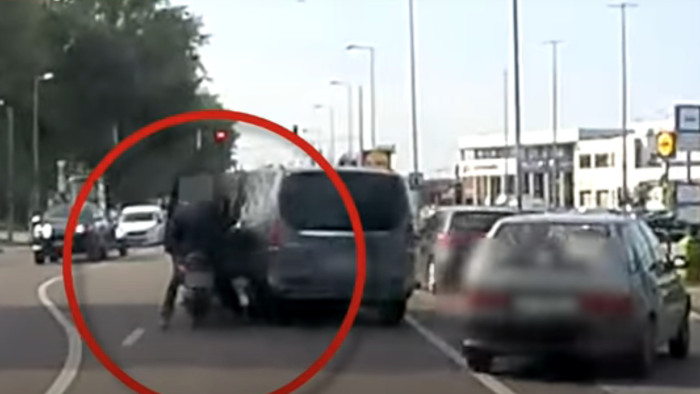 Ez nem egy oroszországi videó: verekedés a Pesti út közepén