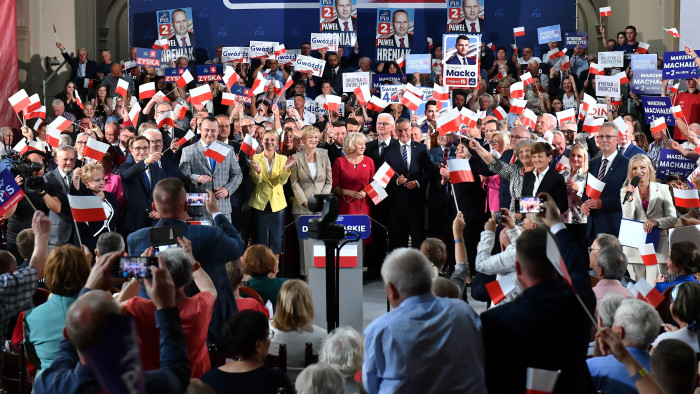 Szakértő: a választással együtt tartott népszavazás tarthatja hatalomban a lengyel kormányt
