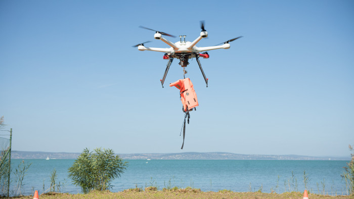 Ilyen sem volt még: drónos vízi mentés a Balatonon