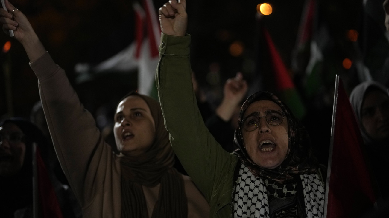 Palesztin zászlókat tartó emberek ünnepelnek egy felvonuláson Isztambulban 2023. október 7-én, miután a Hamász palesztin iszlamista szervezet rakétaáradatot zúdított Izrael déli és középső részére a Gázai övezetből, és több tucat fegyverese hatolt be izraeli településekre. Az izraeli egészségügyi tárca október 8-i közlése szerint 2048 sebesültet szállítottak kórházba, akik közül az életveszélyes és súlyos sebesültek számát háromszázötvenre becsülik.
