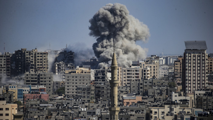 Százak haltak meg egy gázai kórház bombázásában