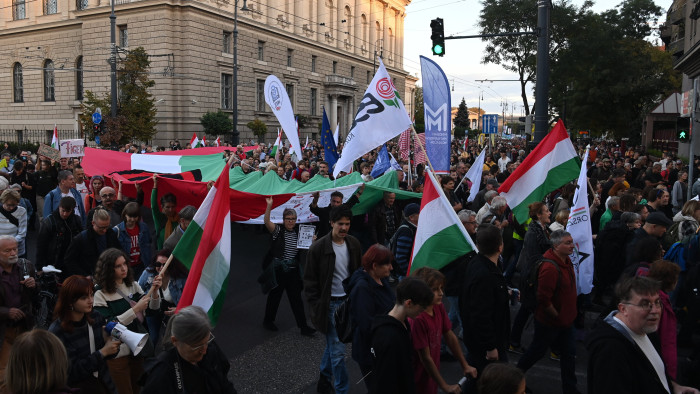 Ünneplős ellenzéki demonstráció a fővárosban
