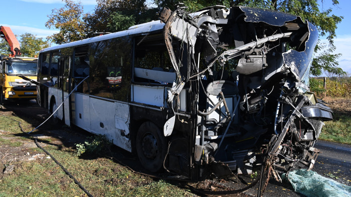 Meghalt egy ember a seregélyesi buszbalesetben, súlyos sérült is van – képek