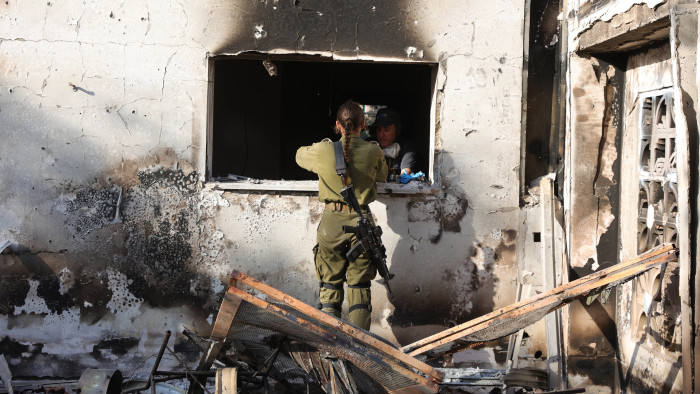 Újabb segélyszállítmányok jutottak be Gázába, de a számok drámaiak - percről percre a konfliktusról