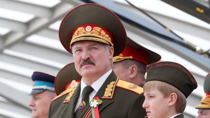 Fegyveres járőröket küldött az utcákra Lukasenka
