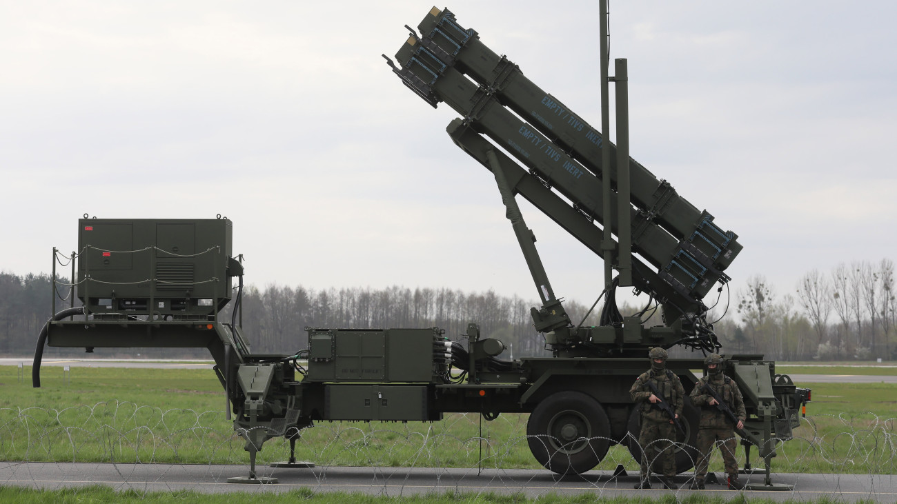 Patriot föld-levegő rakétarendszert mutatnak be a Varsó-Ramom katonai repülőtéren 2023. április 20-án. A radomi repülőtéren a lengyel katonák a Patriot rakétarendszerek, valamint a Mala Narew és a Pilica légvédelmi rendszerek használatát sajátítják el.