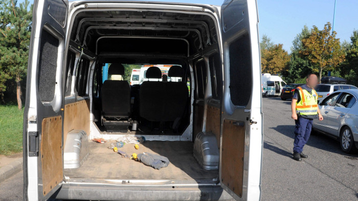 Embercsempész-maffiát számoltak fel Magyarország déli részén