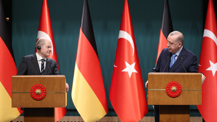 Robbanásveszély Berlinben: nehézsúlyú vendéget fogad a német kancellár