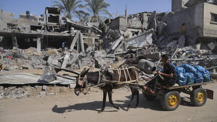 Fordulat Gázában: újra mehet üzemanyag az ostromlott övezetbe