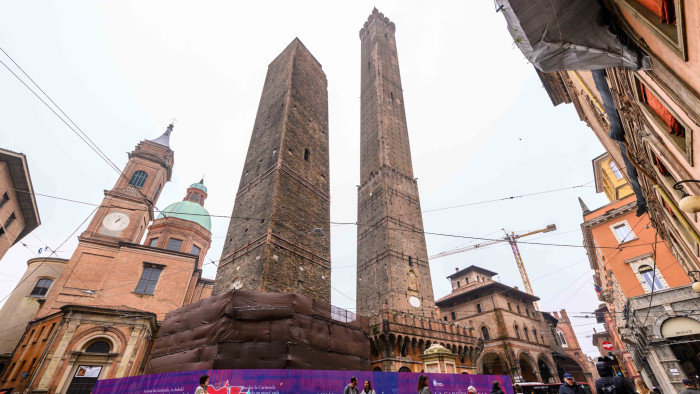 Összeomlás fenyegeti a népszerű olasz város legfőbb látványosságát - videó
