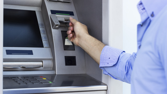 Szigorú limit a bankautomatáknál – rengeteg ügyfelet érint