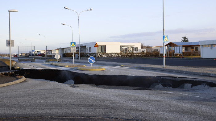 Így hozzák helyre a hatalmas földhasadásokat Izlandon - galéria