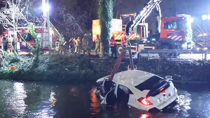 Csatornába zuhant egy magyar rendszámú autó Hollandiában - videó
