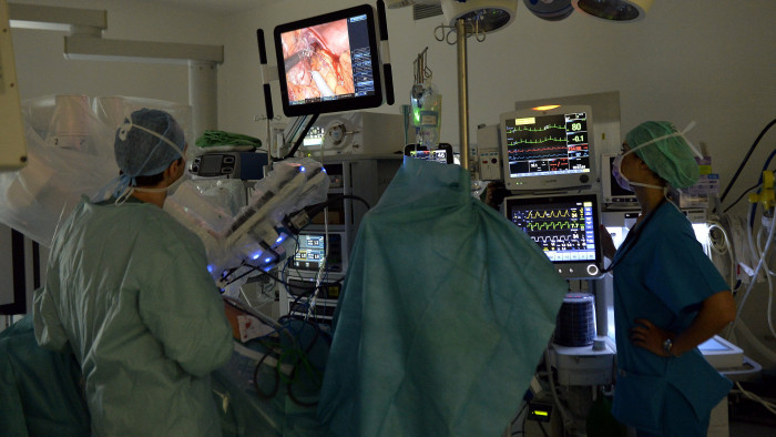 Robotvezérelt műtétek: Európa-rekorderek lettek a magyar mellkassebészek
