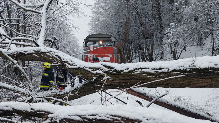 Durvul a hóhelyzet: vonatmentés a Bakonyban - fotókkal