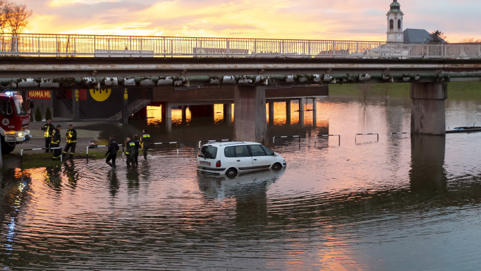 A Duna áradása miatt autókat kellett menteni