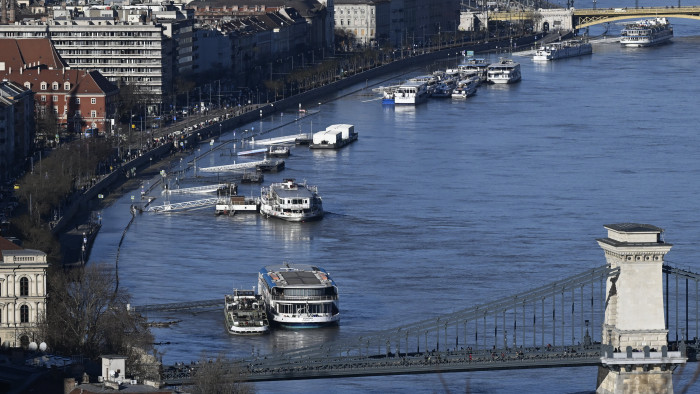 Budapest átmeneti látványossága, az áradó Duna - képek