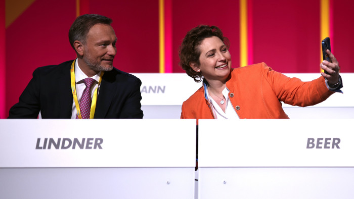 Döntöttek a párttagok, hogy az FDP maradjon-e a német kormánykoalícióban
