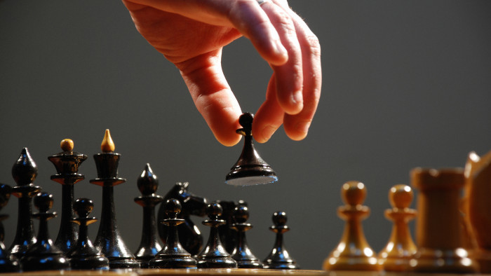 Egy elmaradt kézfogás miatt áll a bál a sakkvilágbajnokságon