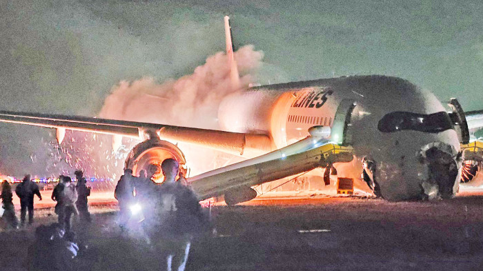 Megdöbbentő részletek derültek ki a japán utasszállító repülőgép katasztrófájáról – videók